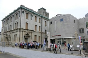 みなとつるが山車会館（右）と敦賀市立博物館（左）