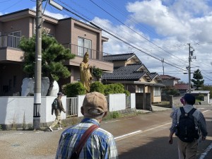 IMG_6886鶴が丘の民家の像